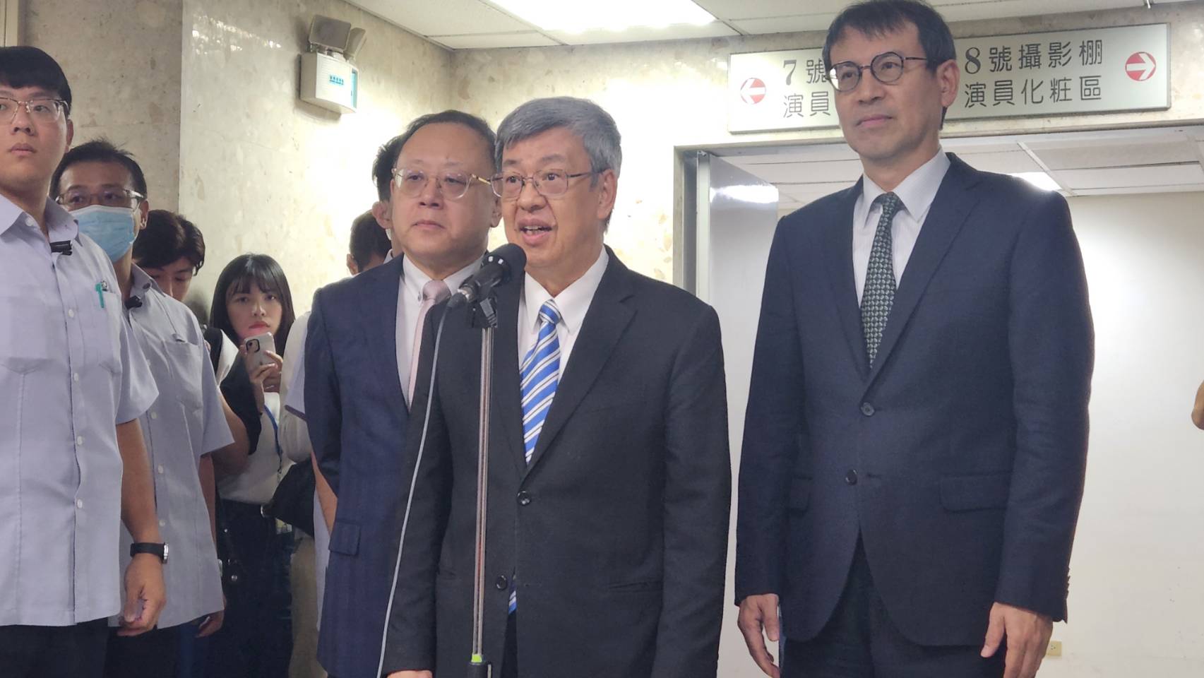 行政院長陳建仁25日出席公視厚實兒少節目內容製播記者會前受訪表示，蘭嶼日前因為小犬颱風侵襲，損失慘重，希望儘速完成蘭嶼全島電纜地下化，強化蘭嶼防災韌性。(江昭倫 攝)