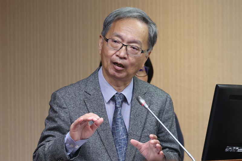 衛福部長薛瑞元26日上午出席立法院衛環委員會前受訪表示，COVID-19疫情解封後，陸客來台健檢、醫美的政策已恢復到疫情前規範。(圖：中央社)