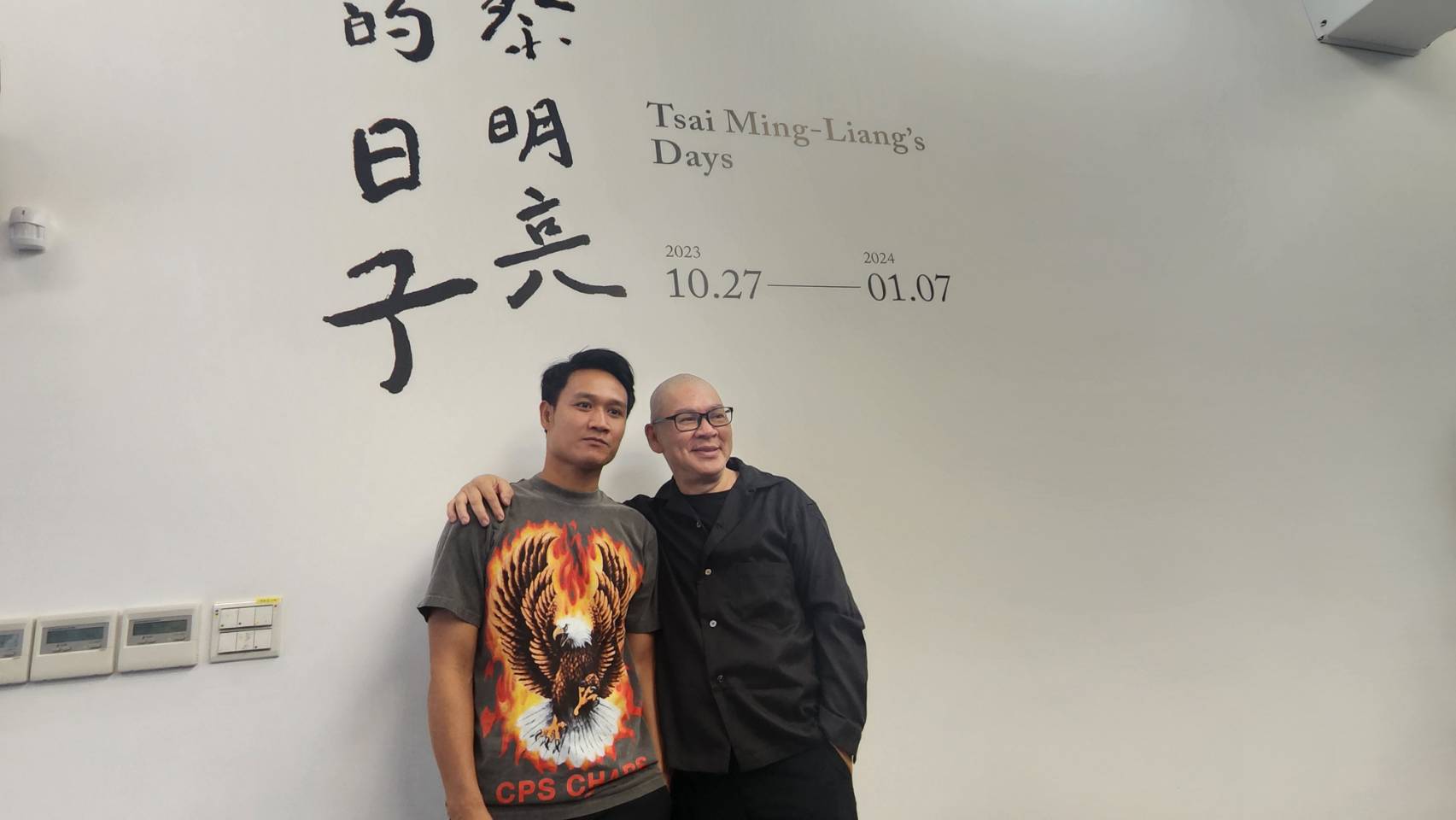 蔡明亮(右)出席北師美術館「蔡明亮的日子」展覽記者會，左為演員亞儂。對於侯孝賢生病退休一事，蔡明亮也相當關心。(江昭倫 攝)