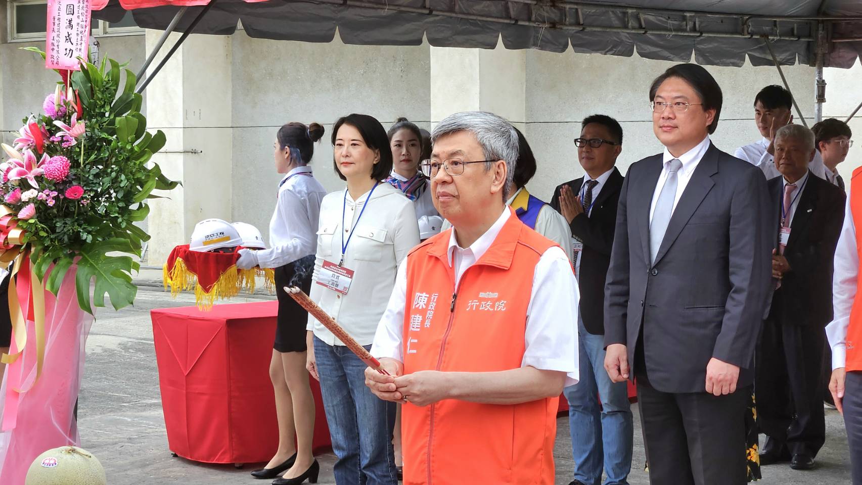 行政院長陳建仁(中)27日出席空勤總隊「台北松山駐地棚廠興建工程」開工動土典禮。(歐陽夢萍 攝)