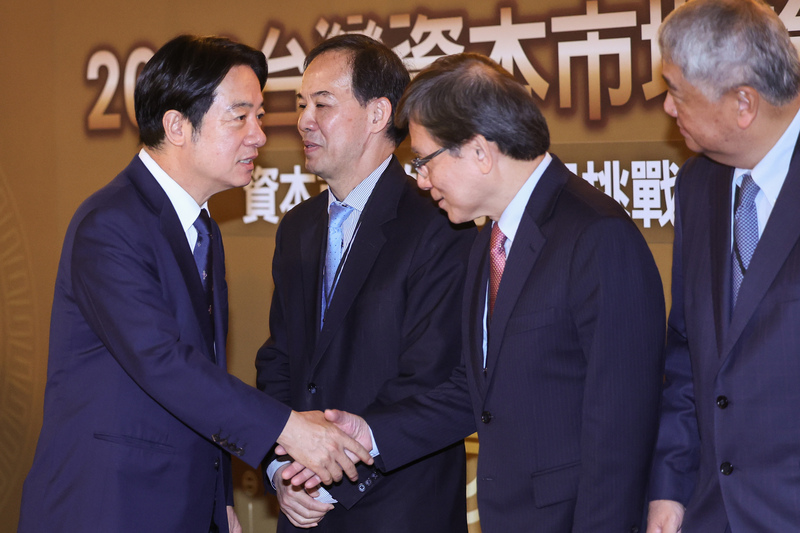 「2023台灣資本市場論壇－資本市場的創新挑戰」27日在台北舉行，副總統賴清德（左）出席向與會來賓握手致意。 (圖：中央社)