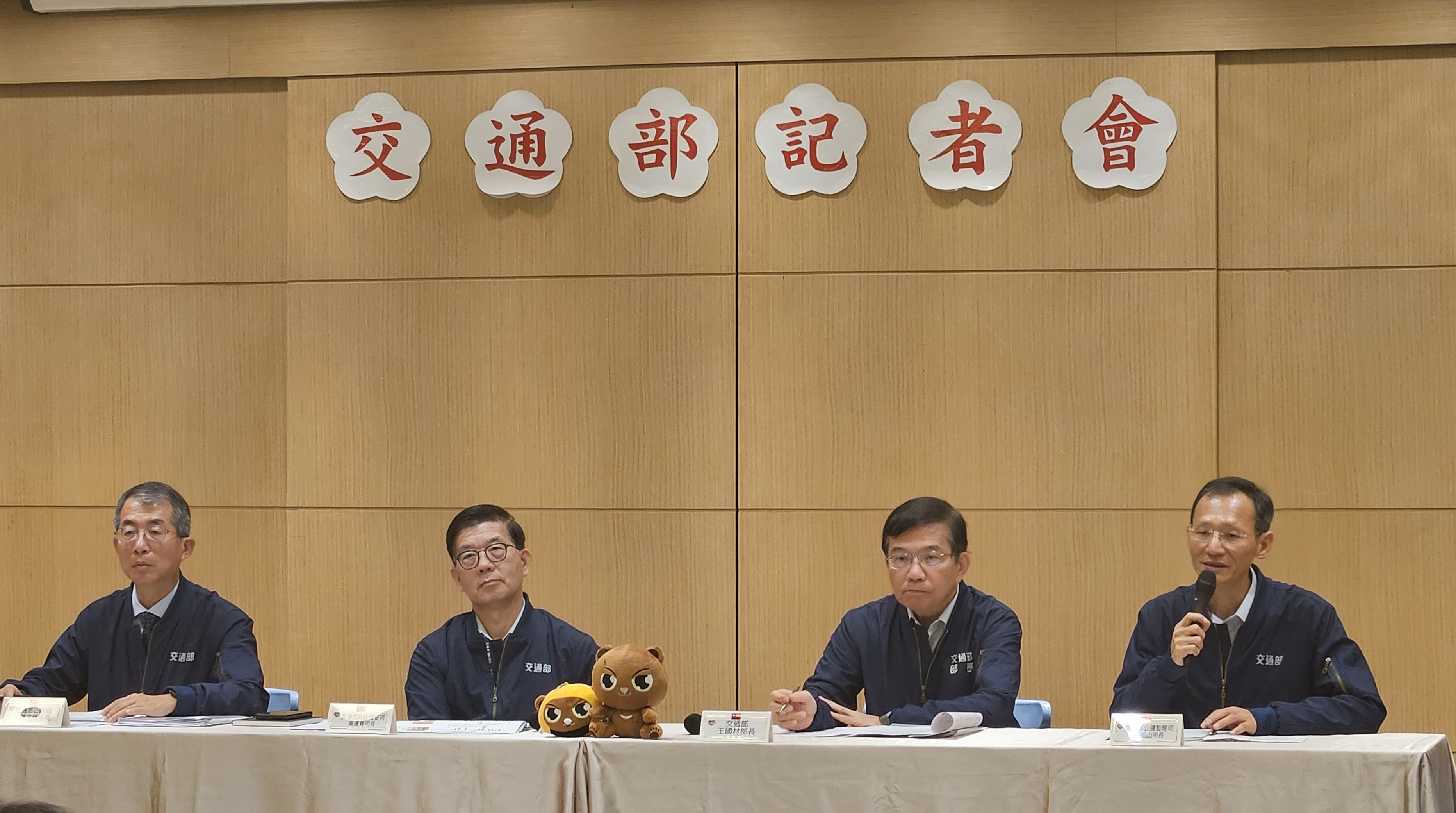 交通部27日公布遊覽車客運業及貨運三業安全管理及精進作為。(劉品希 攝)