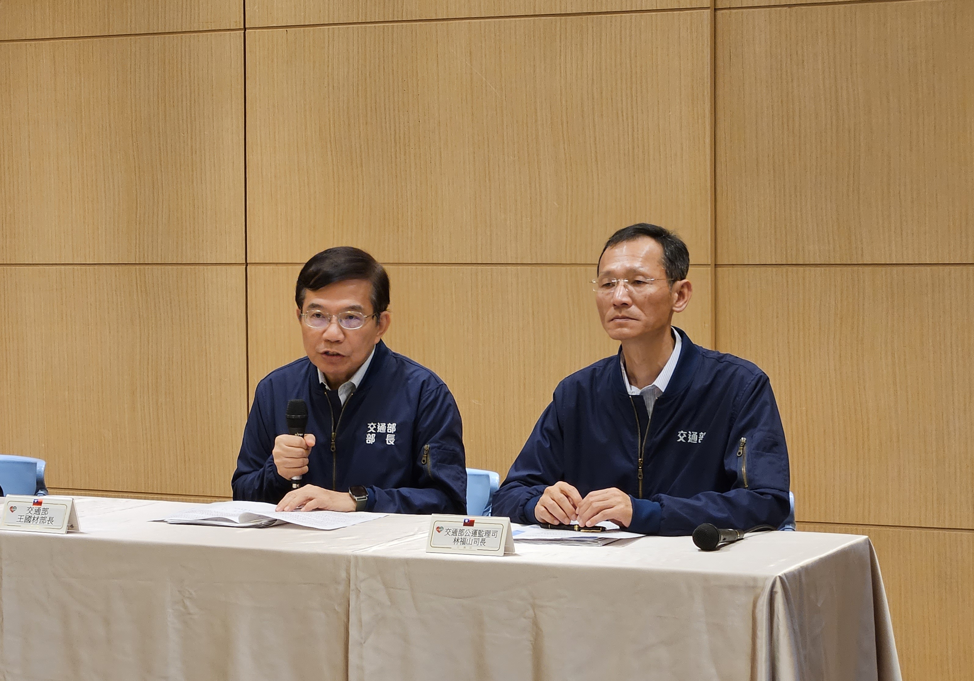 王國材(左)27日表示，交通事故死亡人數連續2個月減少，相信全年數據將可翻轉。(劉品希 攝)