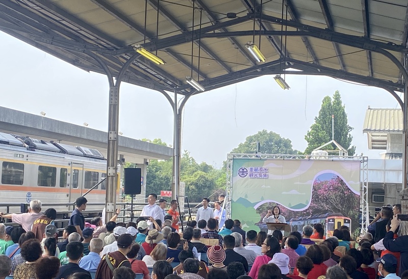 總統蔡英文28日到南投名間鄉濁水火車站，了解台鐵田中支線及集集支線工程進度，蔡總統致詞時，集集支線剛好有火車進站。 (圖：中央社)