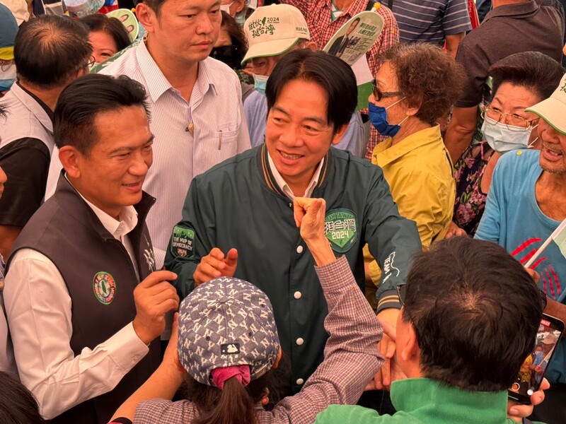 民進黨總統參選人賴清德與同黨籍台南市立委林俊憲(前左)。 (圖：中央社)