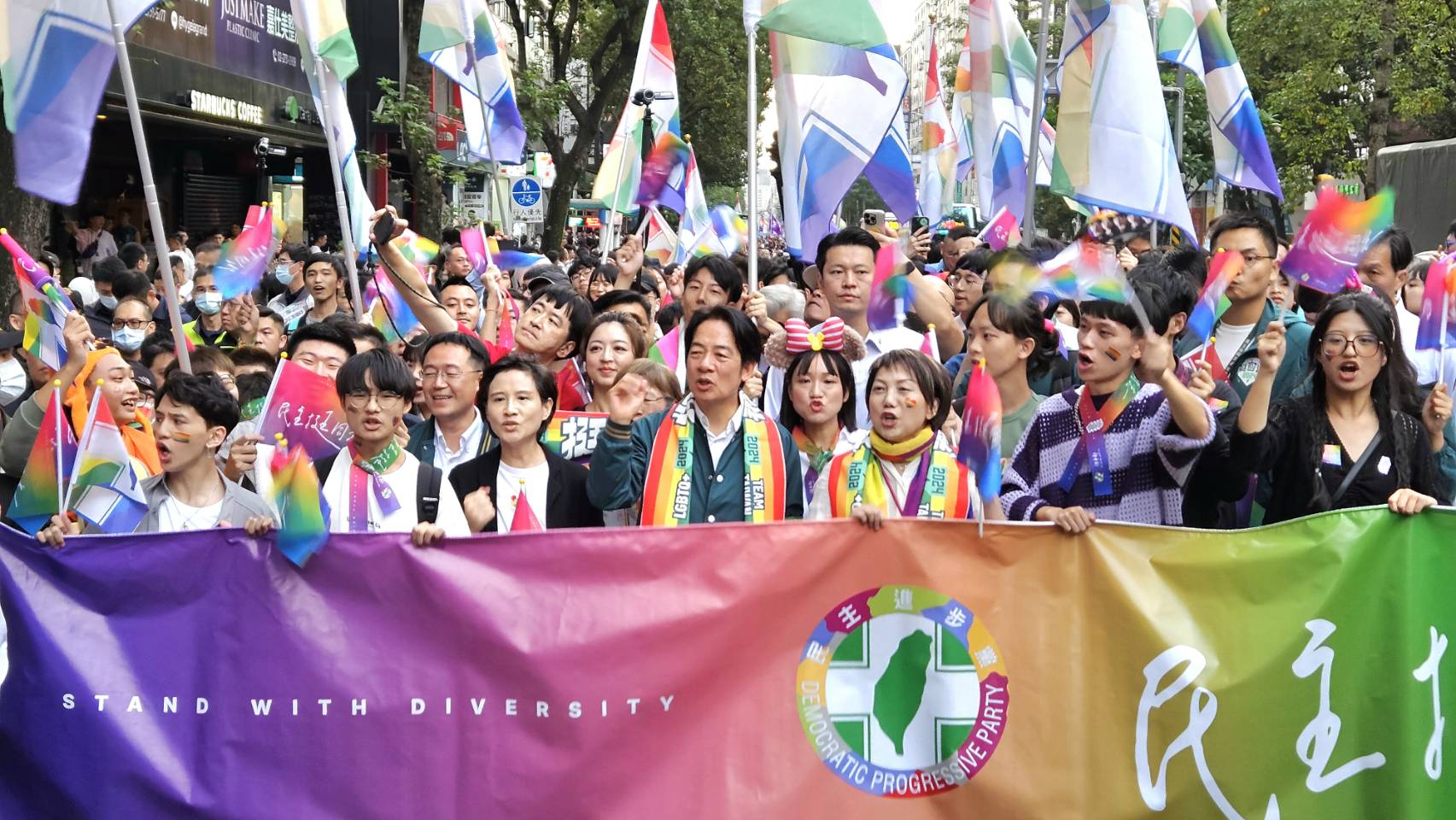 民進黨主席賴清德(中)率領民進黨黨公職一同參與2023同志大遊行，高喊「民主挺同志」。(歐陽夢萍 攝)