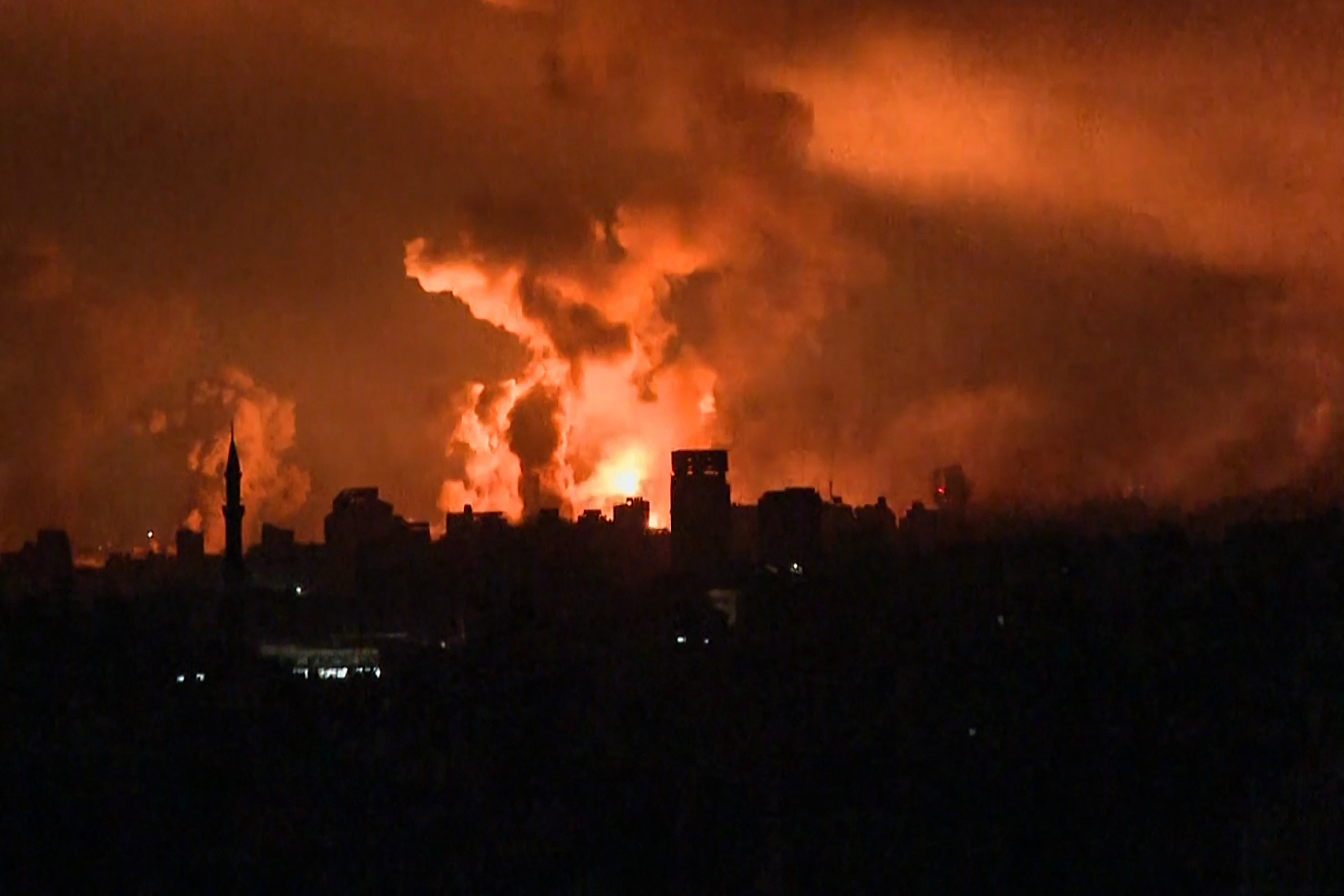 以色列正擴大對加薩走廊(Gaza Strip)的空中和地面部隊軍事行動，火球與煙霧從加薩城升起。(AFP)