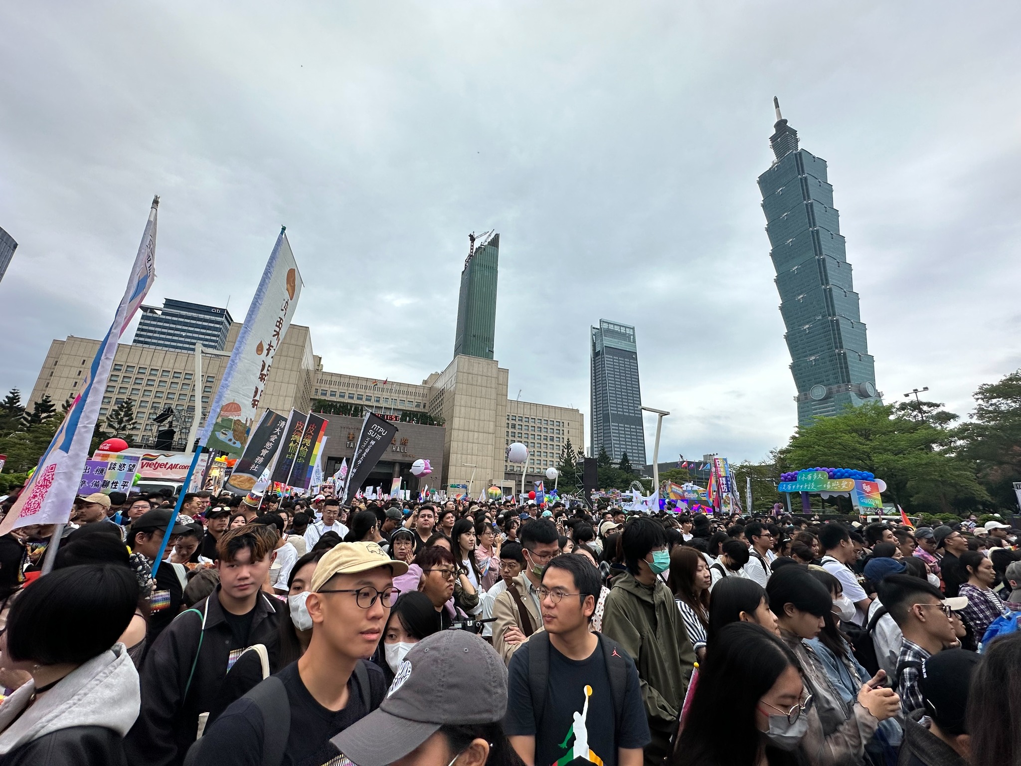 第21屆台灣同志遊行28日下午在台北市政府前廣場盛大登場，主辦單位預估將有15.3萬人參加。（謝佳興 攝）