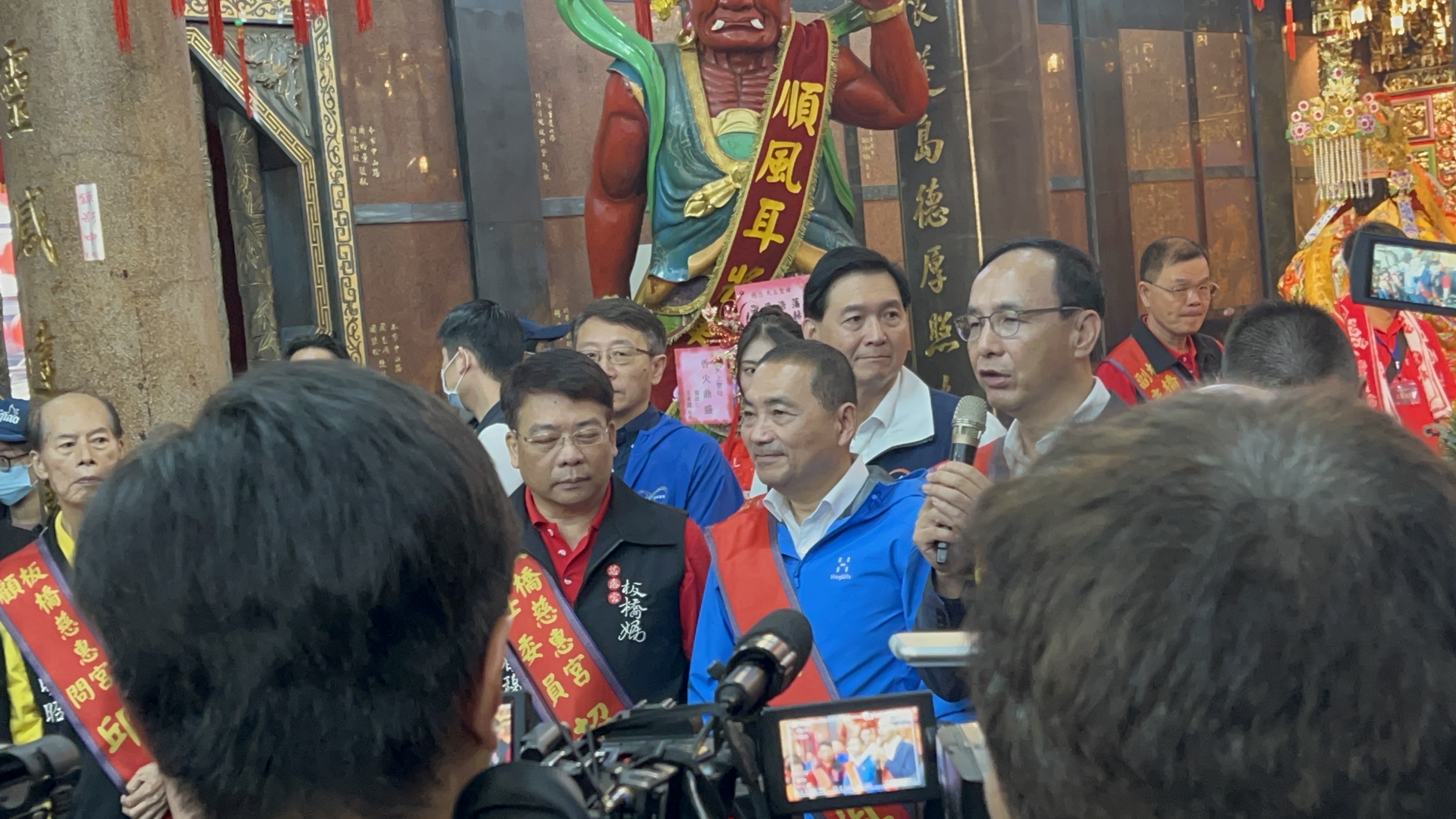 國民黨主席朱立倫28日陪同總統參選人侯友宜前往板橋慈惠宮，他受訪時強調，藍白合一定要「莫忘初衷」。(林詠青 攝)