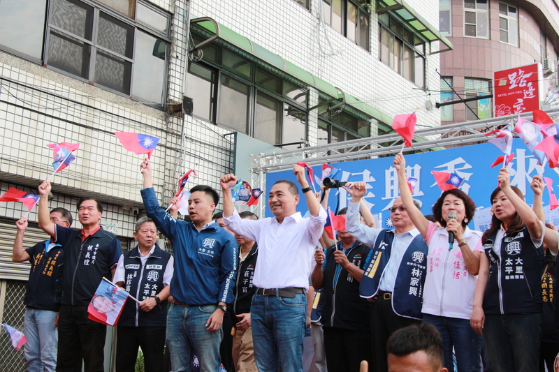 國民黨總統參選人侯友宜（中，白衣）、台中立委參選人林家興（左4）29日成立聯合競選總部。(圖：中央社 )