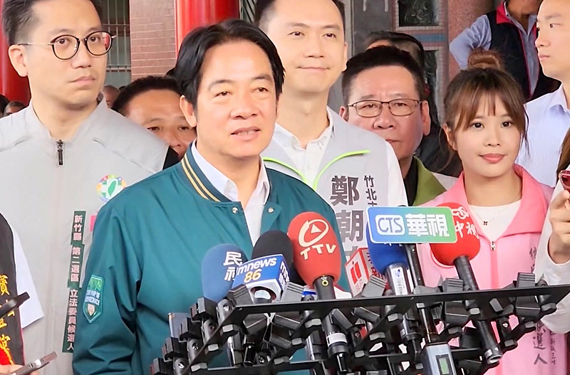 民進黨總統參選人賴清德（前）29日出席黨籍新竹縣第2選區參選人曾聖凱（後左1）後援會成立大會。 (圖：中央社)