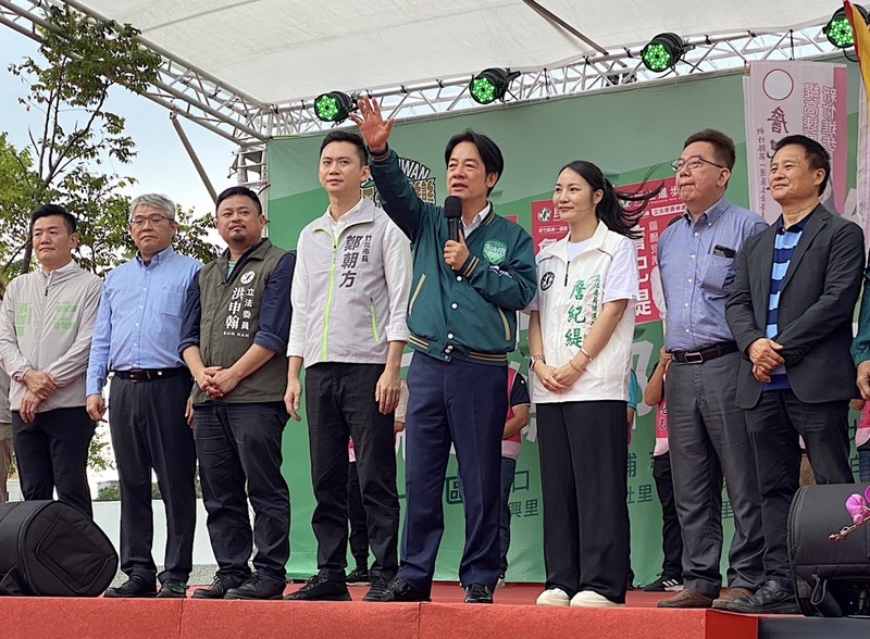 民進黨總統參選人賴清德（右4）29日出席黨籍新竹縣第1選區立委參選人詹紀緹（右3）競選總部成立大會，拉抬選情，力拚國會過半。 (圖：中央社)