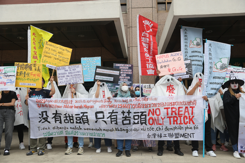 台灣移工聯盟在萬聖節前夕29日舉行「沒有甜頭，只有苦頭！NO TREAT ONLY TRICK！」記者會，在台移工扮成「仲介鬼」、「吸血鬼」控訴遭仲介層層剝削。(圖:中央社)
