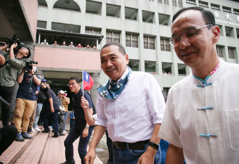 國民黨總統參選人侯友宜（右2）、黨主席朱立倫（右）29日下午現身新北市板橋區「全國客家挺侯後援會」成立大會。 (圖：中央社)