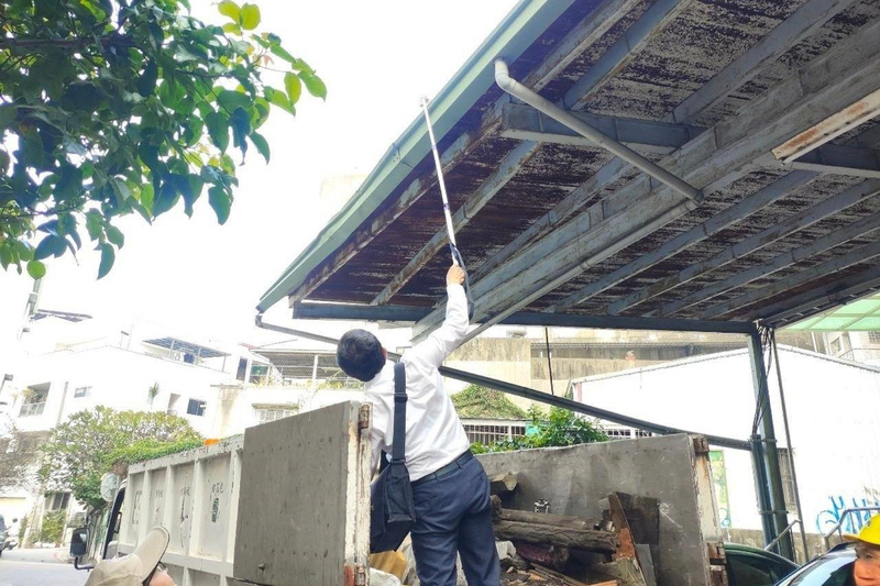 台南市29日新增129例本土登革熱確診病例，市府統計單週累積病例數已連續4週下降，但仍呼籲民眾落實防蚊、防疫措施。圖為防疫人員持續在社區進行孳清與稽查工作。（台南市衛生局提供） (圖：中央社)