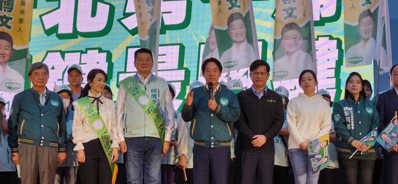 民進黨總統參選人賴清德29日出席「賴清德何博文淡水聯合競選總部」成立大會，力挺立委參選人何博文。 (圖：中央社)