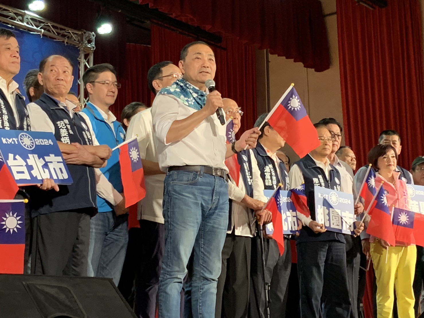 國民黨總統參選人侯友宜、國民黨主席朱立倫今天(30日)參加「全國客家挺侯後援會」成立大會。(趙婉淳 攝)