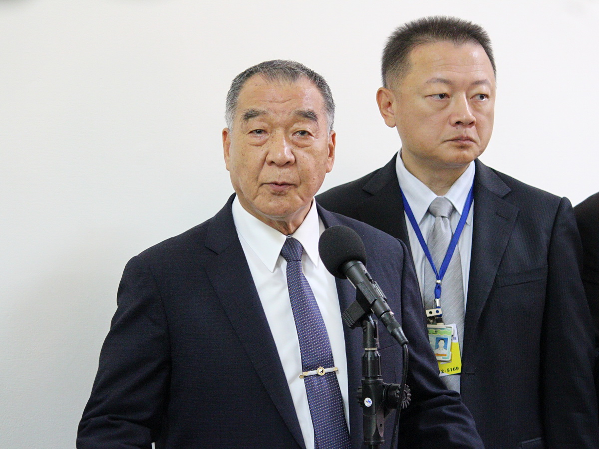 國防部長邱國正30日在立法院受訪表示，國軍會徵求有意願的義務役士兵，若有意願且專長符合又通過鑑測，並非不能進入戰鬥部隊 (央廣記者王照坤 攝)