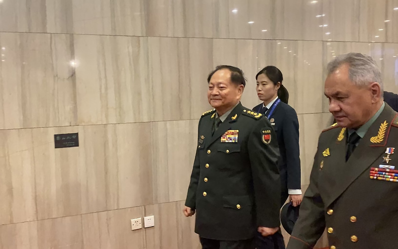 中共中央軍委副主席張又俠30日在第十屆北京香山論壇開幕式做主旨演講。圖為張又俠（左）與俄羅斯國防部長蕭依古（Sergei Shoigu，右）一同進場。 (圖：中央社)