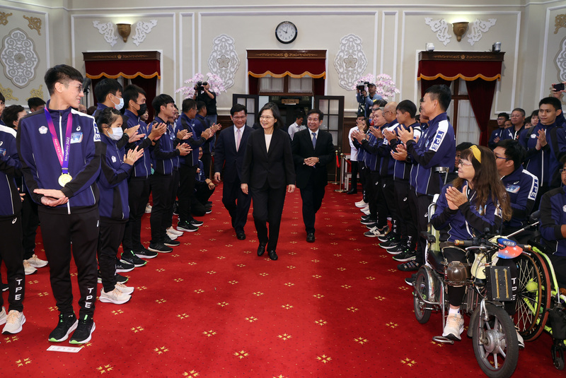 總統蔡英文(中)30日在總統府接見杭州亞洲帕拉運動會代表團，進場時選手鼓掌歡迎。(圖：中央社)