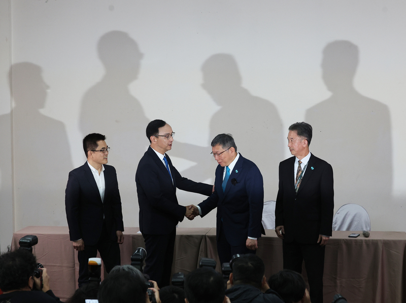 藍白政黨協商會議30日在台北市市長官邸藝文沙龍登場，國民黨秘書長黃健庭（左起）、國民黨主席朱立倫、民眾黨主席柯文哲與民眾黨秘書長周台竹於會後共同出席記者會，兩黨互動受關注。(圖：中央社)