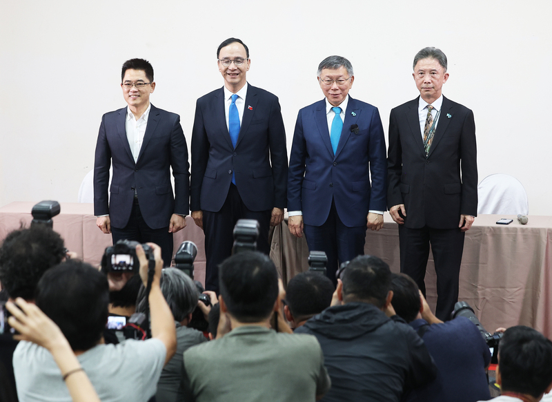 藍白政黨協商30日上午在台北市市長官邸藝文沙龍登場，並於會談後舉行記者會，兩黨公布4點共同聲明，國民黨秘書長黃健庭(左起)、國民黨主席朱立倫、民眾黨主席柯文哲與民眾黨秘書長周台竹出席並合影。(圖：中央社)