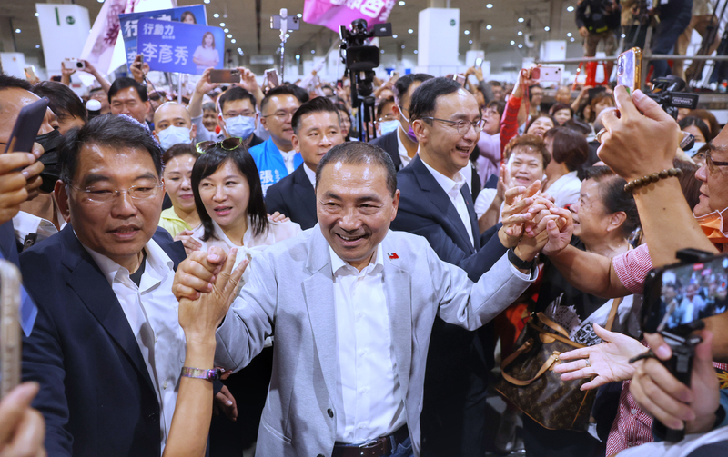 國民黨總統參選人侯友宜(前中)30日在台北出席台灣觀光產業現在與未來聯誼餐會，受到現場民眾熱情歡迎。(圖：中央社)
