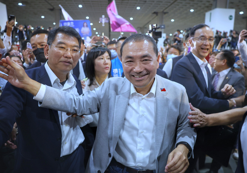 國民黨總統參選人侯友宜與國民黨主席朱立倫30日在台北出席台灣觀光產業現在與未來聯誼餐會，進場時受到民眾熱情歡迎。(圖：中央社)