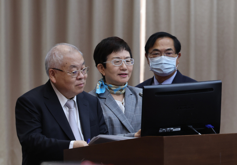 立法院財政委員會30日審查113年度中央政府總預算案有關主計總處暨審計處，財政部長莊翠雲(中)、行政院主計總處主計長朱澤民(左)、審計部審計長陳瑞敏(右)上台備詢。(圖：中央社)