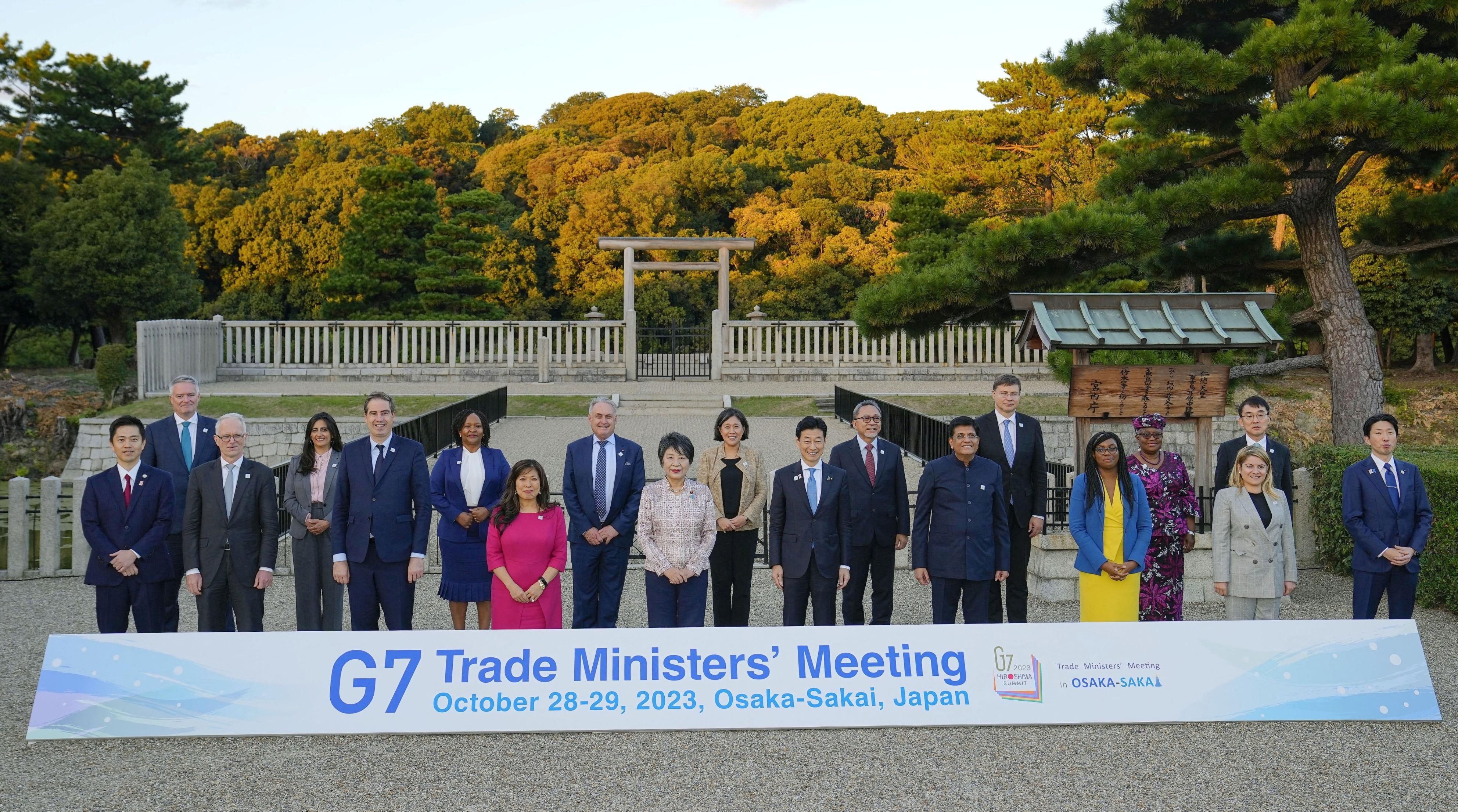 圖為七國集團(G7) 貿易部長2023年10月28日在大阪集會大合照。(路透社/達志影像)