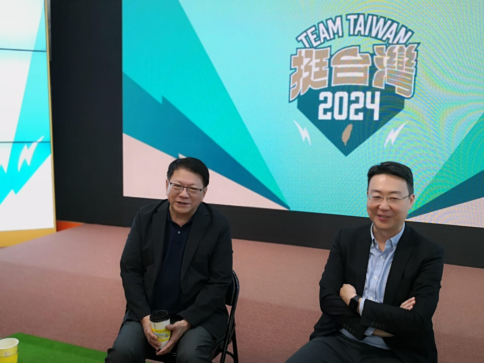 民進黨總統參選人賴清德競選總幹事潘孟安(左)表示，賴清德若當選總統，「到立法院國情報告沒問題」。(劉玉秋 攝)