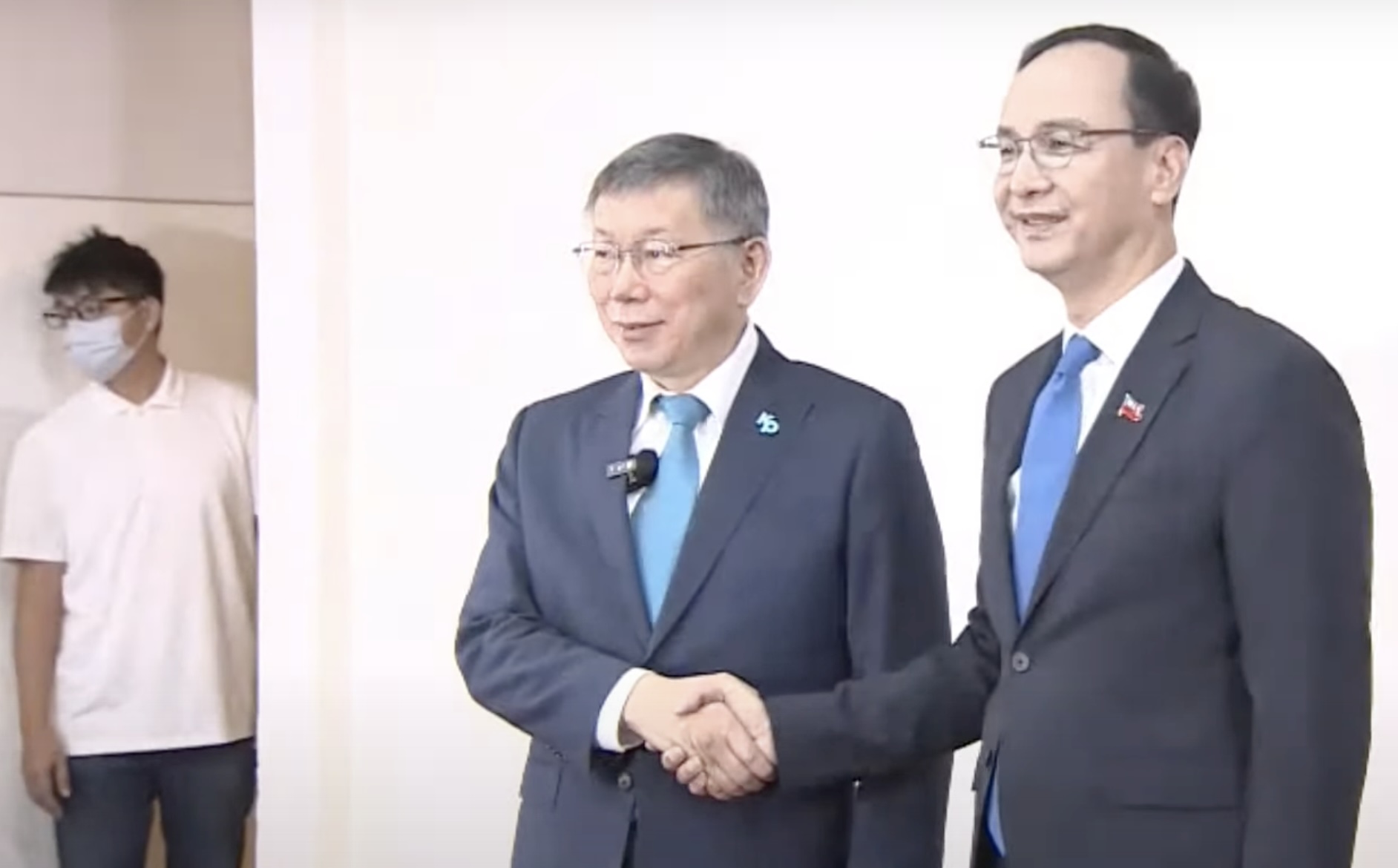 藍白合政黨協商30日由兩黨黨魁柯文哲、朱立倫共同召開，兩人會前握手合影。(林詠青 攝)