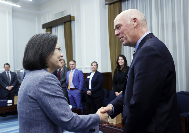 美國蒙大拿州州長詹福特率經貿代表團訪台，這是詹福特上任以來首次海外出訪，蔡英文總統31日上午在總統府接見。(圖：中央社)