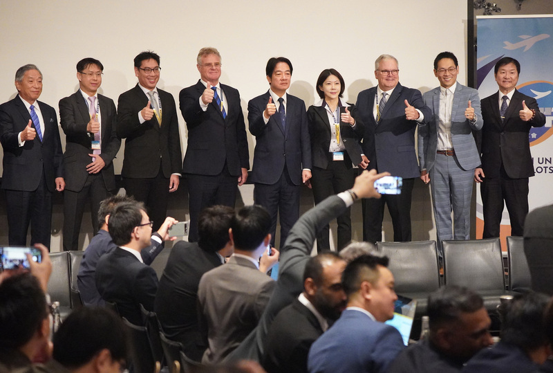 副總統賴清德(右5)31日在台北出席由桃園市機師職業工會主辦的2023年星空聯盟飛行員協會執行理事會議，與桃園市機師職業工會理事長李信燕(右4)、交通部次長祁文中(右)、外交部次長田中光(左)等人合影。(圖：中央社)