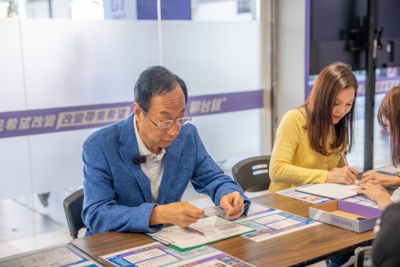 爭取獨立參選總統資格的鴻海創辦人郭台銘(左)31日帶著妻子曾馨瑩(右)至連署站簽連署書，呼籲支持者在最終階段呼朋引伴衝刺。(郭台銘辦公室提供)(圖：中央社)