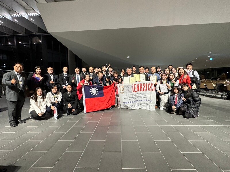 台灣代表團參加德國紐倫堡國際發明展，34件作品參賽獲得33面獎牌的優異成績。（沈毓豪提供） (圖：中央社)