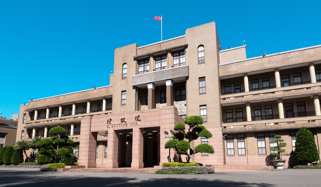 藍白合作拋出聯合政府主張，學者認為有利有弊，出發點必須是有共同願景，而不是因為有共同敵人。圖為行政院中央大樓。(圖：取自行政院臉書)