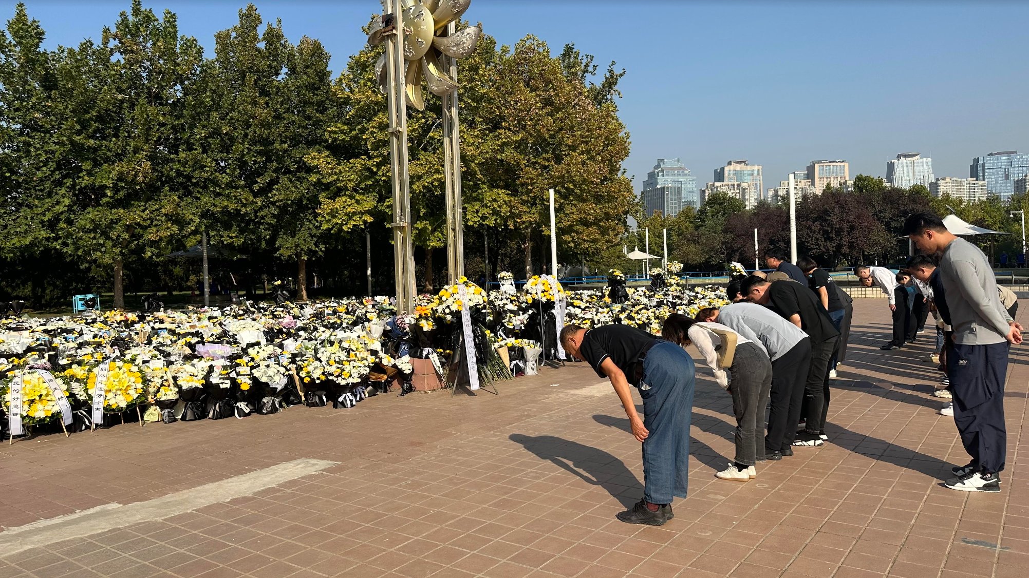 2023年10月30日下午3點，鄭州鄭東新區紅白花公園，民衆祭奠李克強。(X平台)
