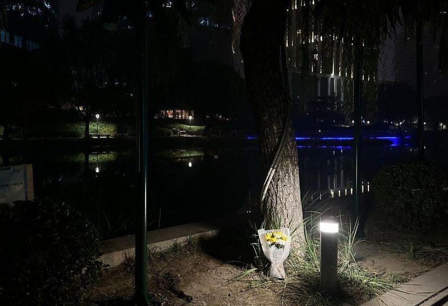 北京亮馬河畔，民眾哀悼李克強的花束。(X平台：李老師不是你老師)