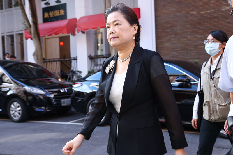 經濟部長王美花22日再度為口罩國家隊打不平，並要求柯文哲道歉。(圖：中央社)