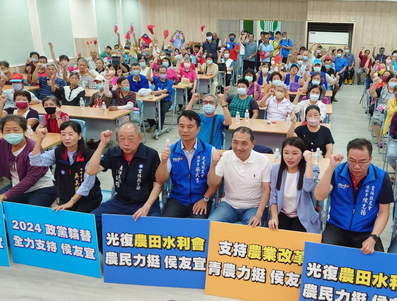 國民黨總統參選人侯友宜（前排左5）1日到雲林縣虎尾鎮農會參觀花生加工廠，並與農民座談合影。(圖：中央社)