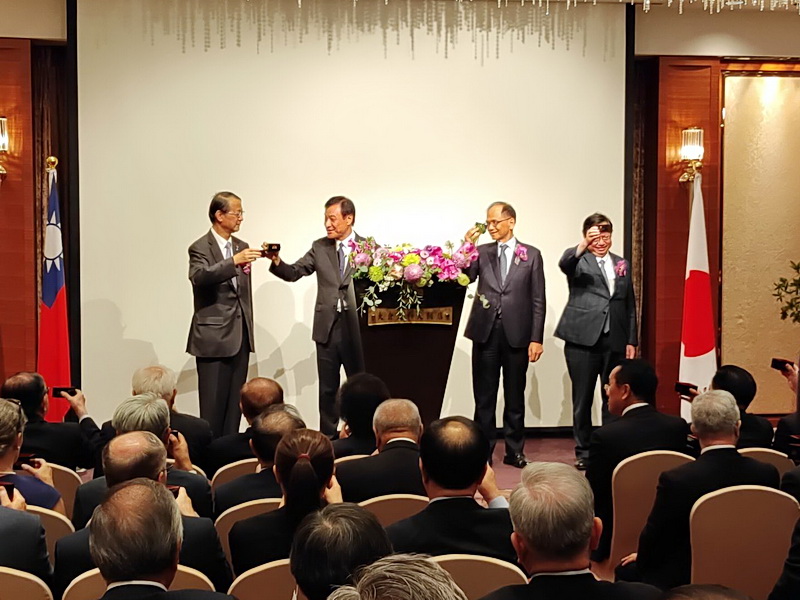 日本台灣交流協會1日為駐台代表泉裕泰(左)舉辦離任酒會，圖左二至右為台日協祕書長蘇嘉全、立法院長游錫堃、行政院副院長鄭文燦 (央廣記者王照坤 攝)