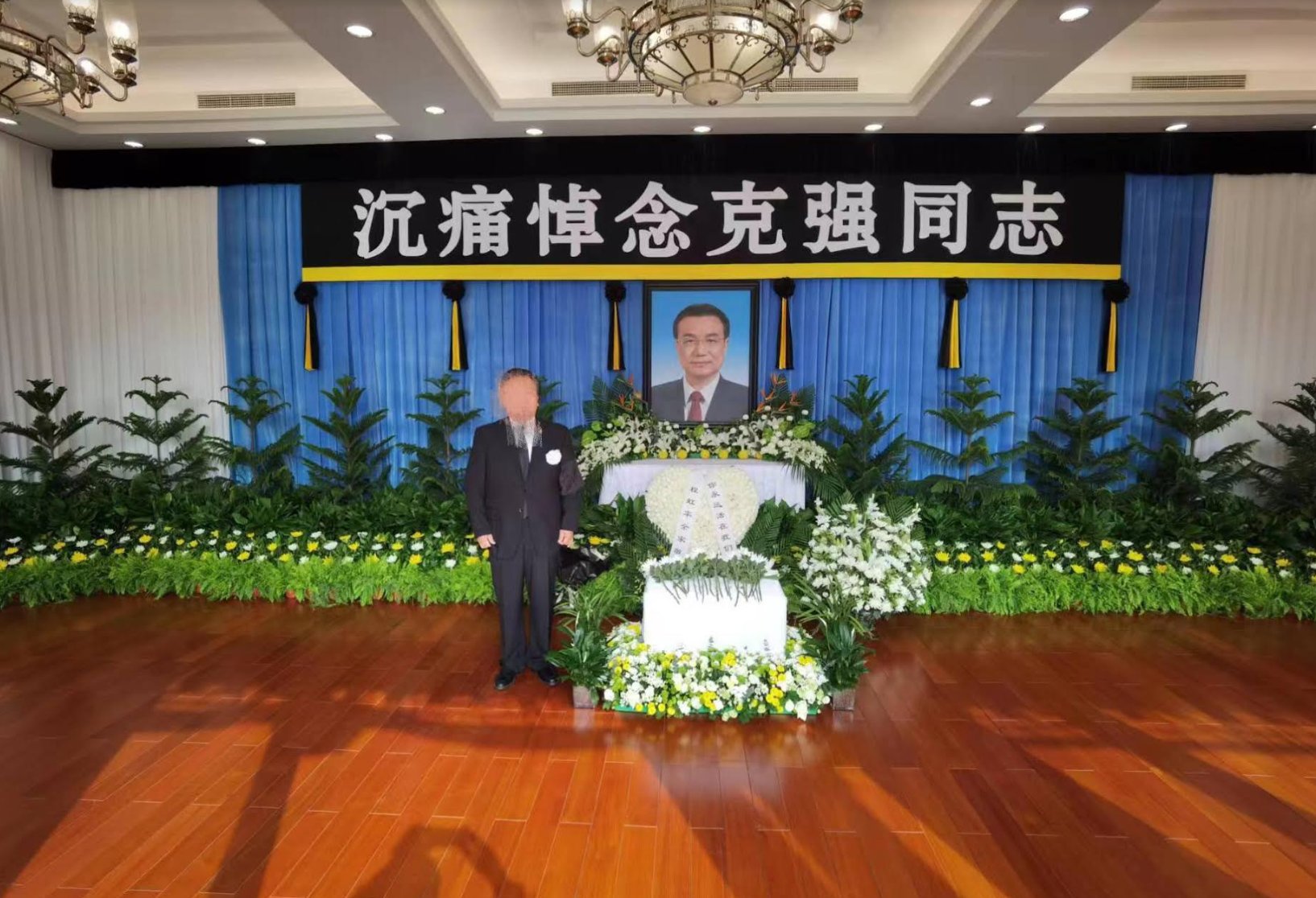 李克強簡樸靈堂畫面流出，引發是否過於簡陋討論。(X平台/@whyyoutouzhele)