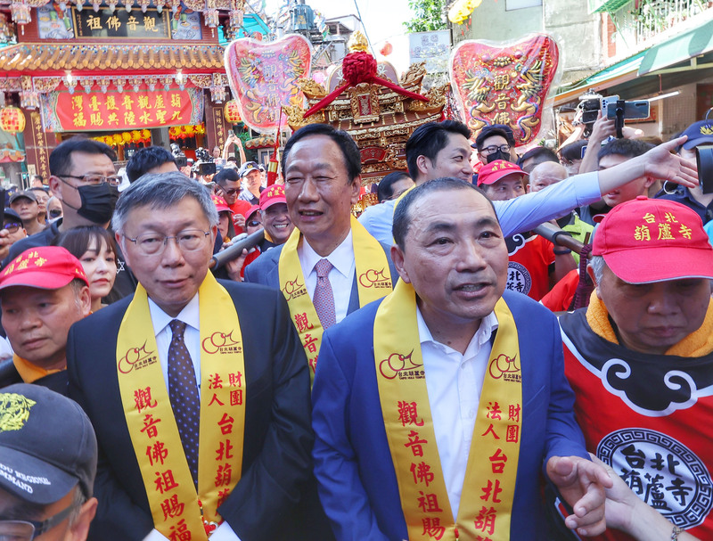 國民黨總統參選人侯友宜（前右2）、民眾黨總統參選人柯文哲（前左）、鴻海集團創辦人郭台銘（中後）等人2日上午皆現身參與台北葫蘆寺遶境大典，現場人潮擁擠。中央社記者趙世勳攝  112年11月2日 (圖：中央社)