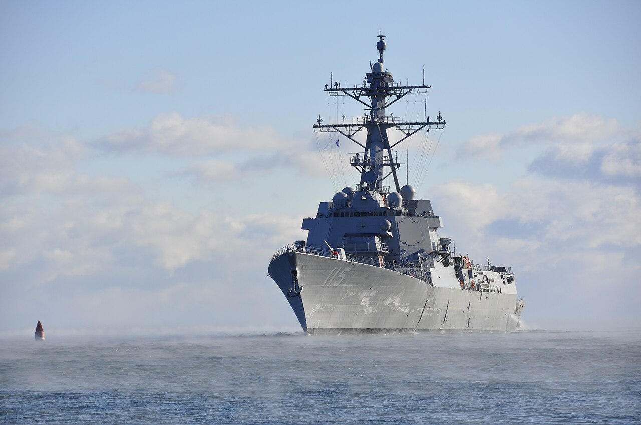 美國海軍伯克級飛彈驅逐艦「裴拉塔號」（Rafael Peralta DDG-115）。(維基百科)