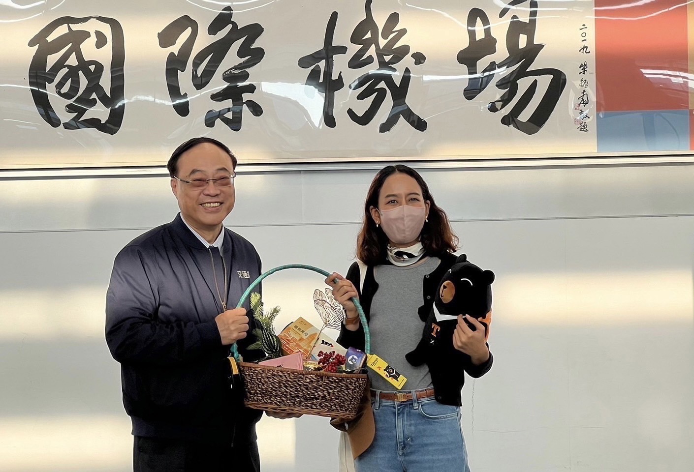 觀光署長周永暉(左)2日致贈好禮予第500萬名幸運旅客。(觀光署提供)
