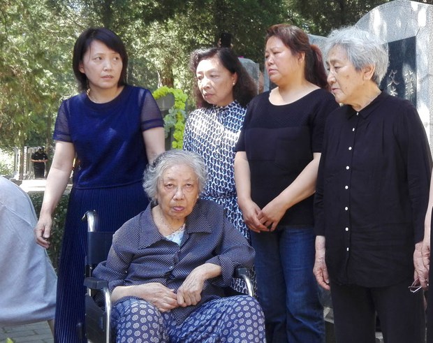 2019年6月4日，周淑莊（坐輪椅者）到北京萬安公墓參與集體祭奠。(自由亞洲電台 提供)