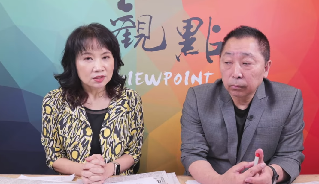 台灣媒體人陳鳳馨(左)與唐湘龍主持的網路節目「政經龍鳳配」。(翻攝TY)