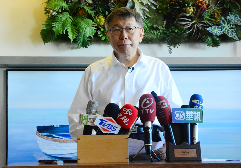 民眾黨總統參選人柯文哲3日在花蓮接受媒體聯訪時指出，仍主張用全民調達到在野組合最高勝率。(圖：中央社)