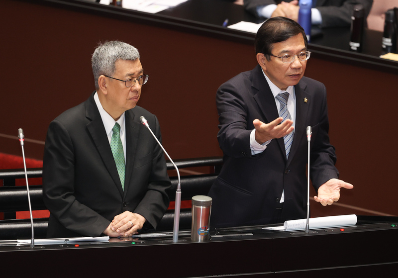 立法院3日繼續進行施政總質詢，行政院長陳建仁(左)、交通部長王國材(右)列席備詢。(圖：中央社)
